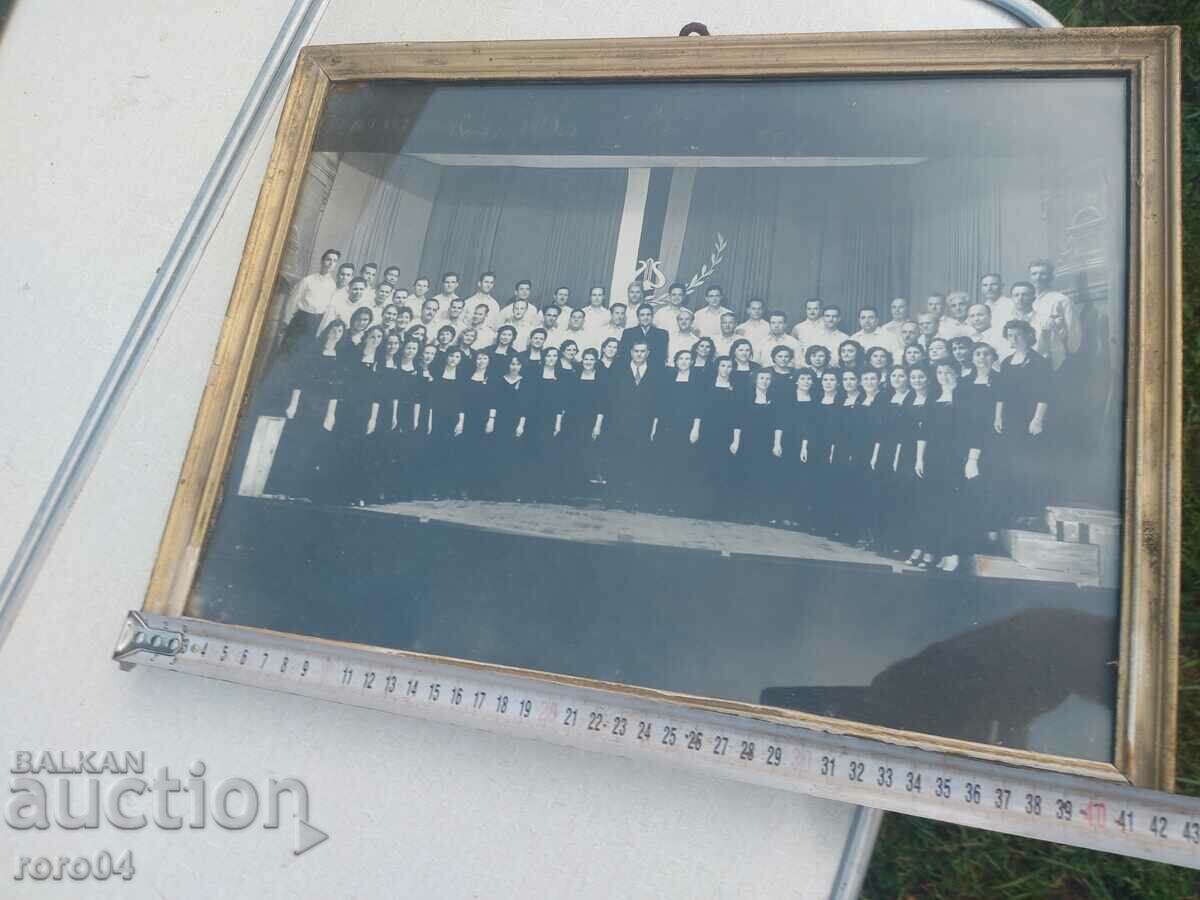 Delivery of CHOIR - CHOIRS - LARGE SHOT Delivery of CHOIR - CHOIRS - LARGE SHOT