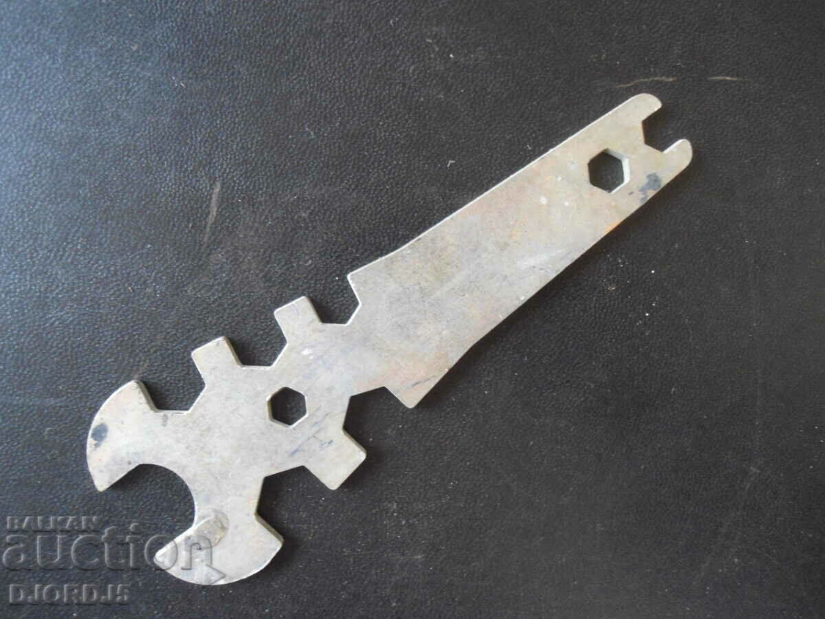 Παλιό γαλλικό κλειδί γενικής χρήσης με τιμή 4.00 BGN | € 2.05 Παλιό γαλλικό κλειδί γενικής χρήσης με τιμή 4.00 BGN | € 2.05