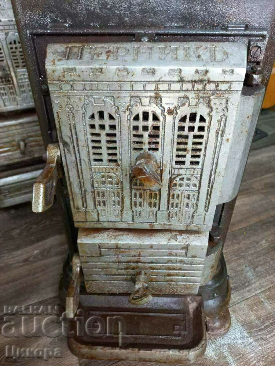 Auction  OLD CAST IRON STOVE PERNIK KINGDOM OF BULGARIA