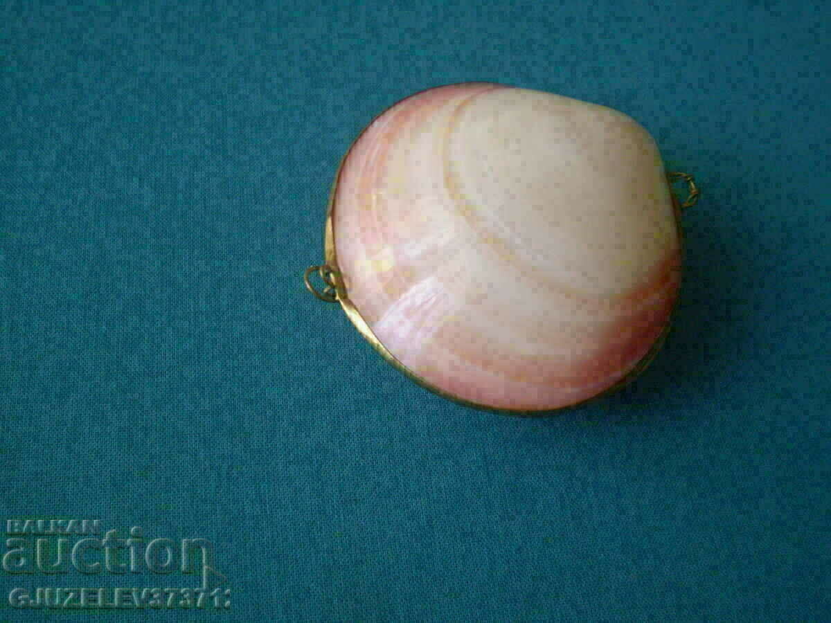 Auction clamshell jewelry box Auction clamshell jewelry box