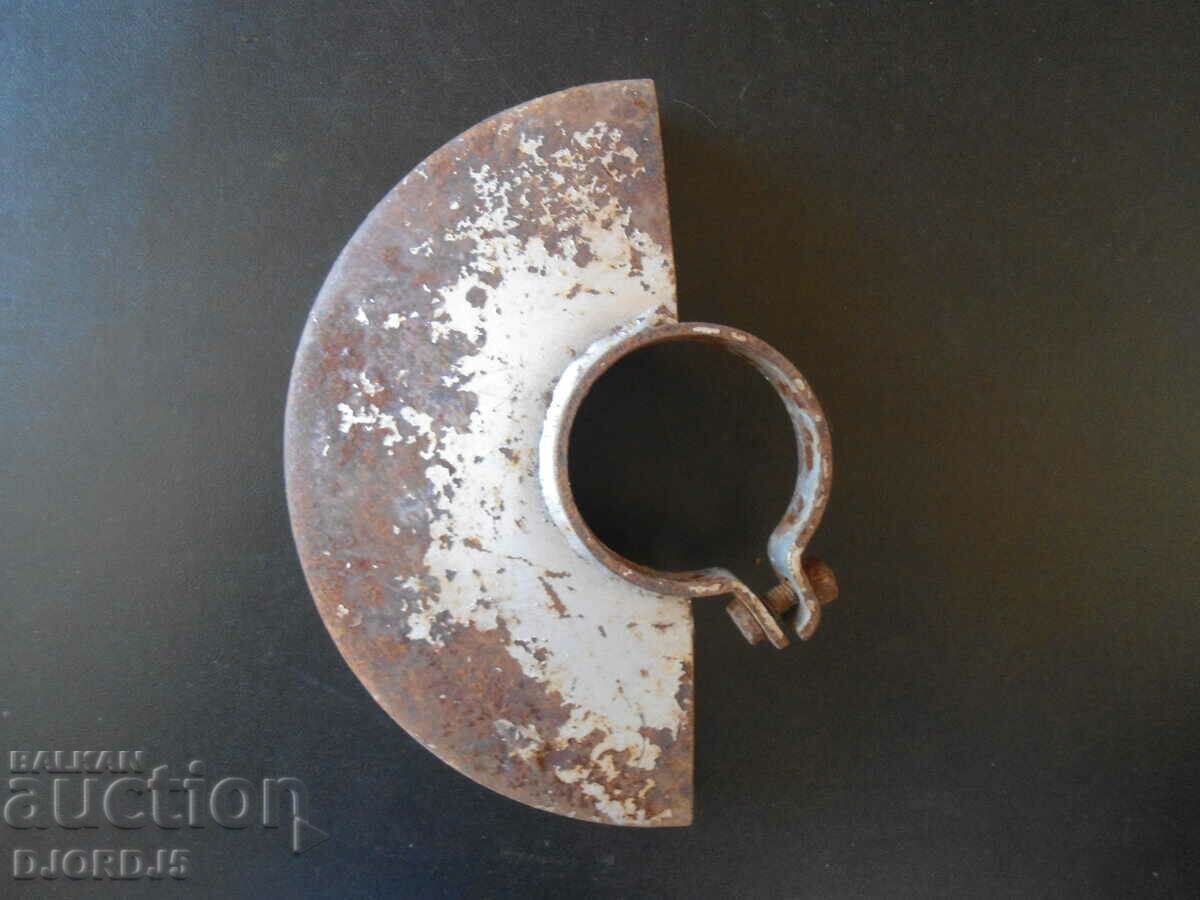 Стар метален предпазител с цена 4.00 лв. | € 2.05 Стар метален предпазител с цена 4.00 лв. | € 2.05