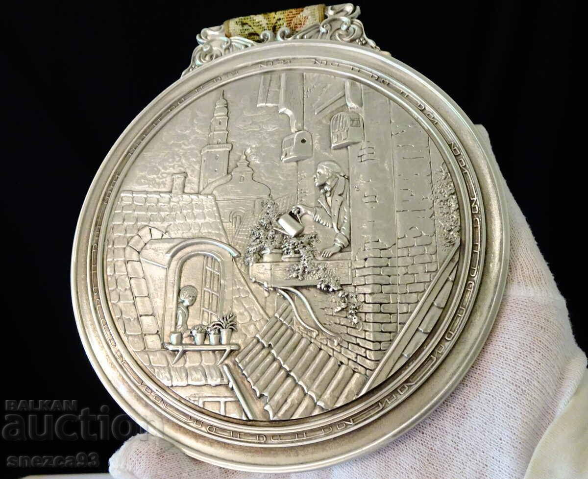 Δημοπρασία Κάναβος με ζωγραφιά "Η Σοφίτα" του Carl Spitzweg Δημοπρασία Κάναβος με ζωγραφιά "Η Σοφίτα" του Carl Spitzweg