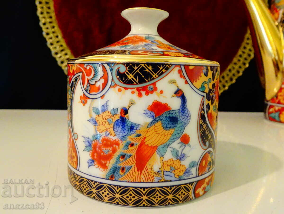 Sugar bowl Japanese porcelain Eiwa Kinsei, gold, peacocks.