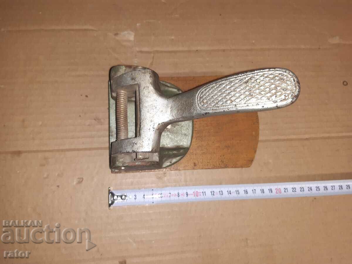 Very old, very large office perforator with price 15.00 BGN | € 7.67 Very old, very large office perforator with price 15.00 BGN | € 7.67