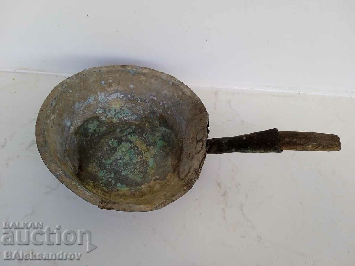Oală veche de cupru cu mâner cu preț 14.00 BGN | € 7.16