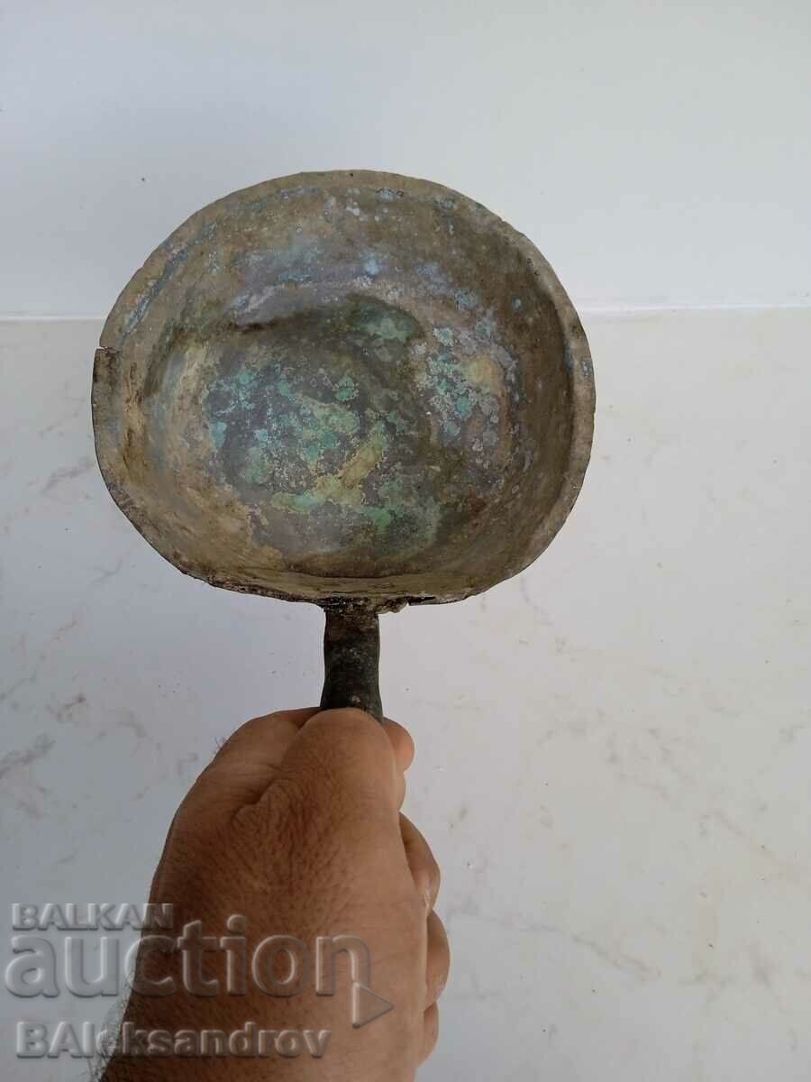 Livrarea Oală veche de cupru cu mâner