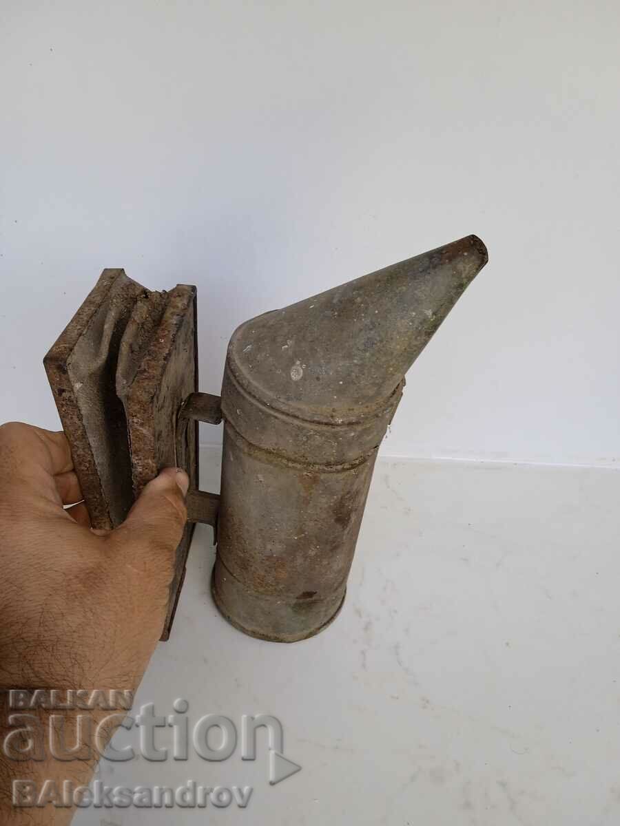 Delivery of Old beekeeper's blower Delivery of Old beekeeper's blower