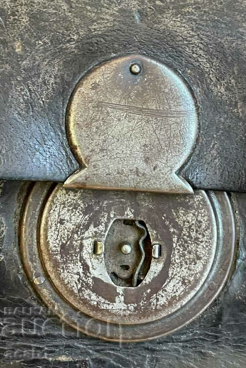 Delivery of Leather Bag 20s Delivery of Leather Bag 20s