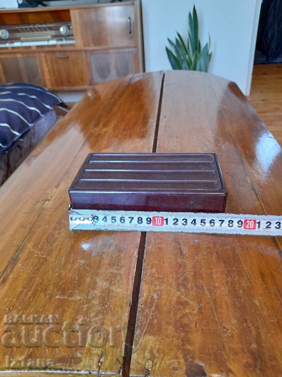 Cutie zip veche cu preț 40.00 BGN | € 20.45