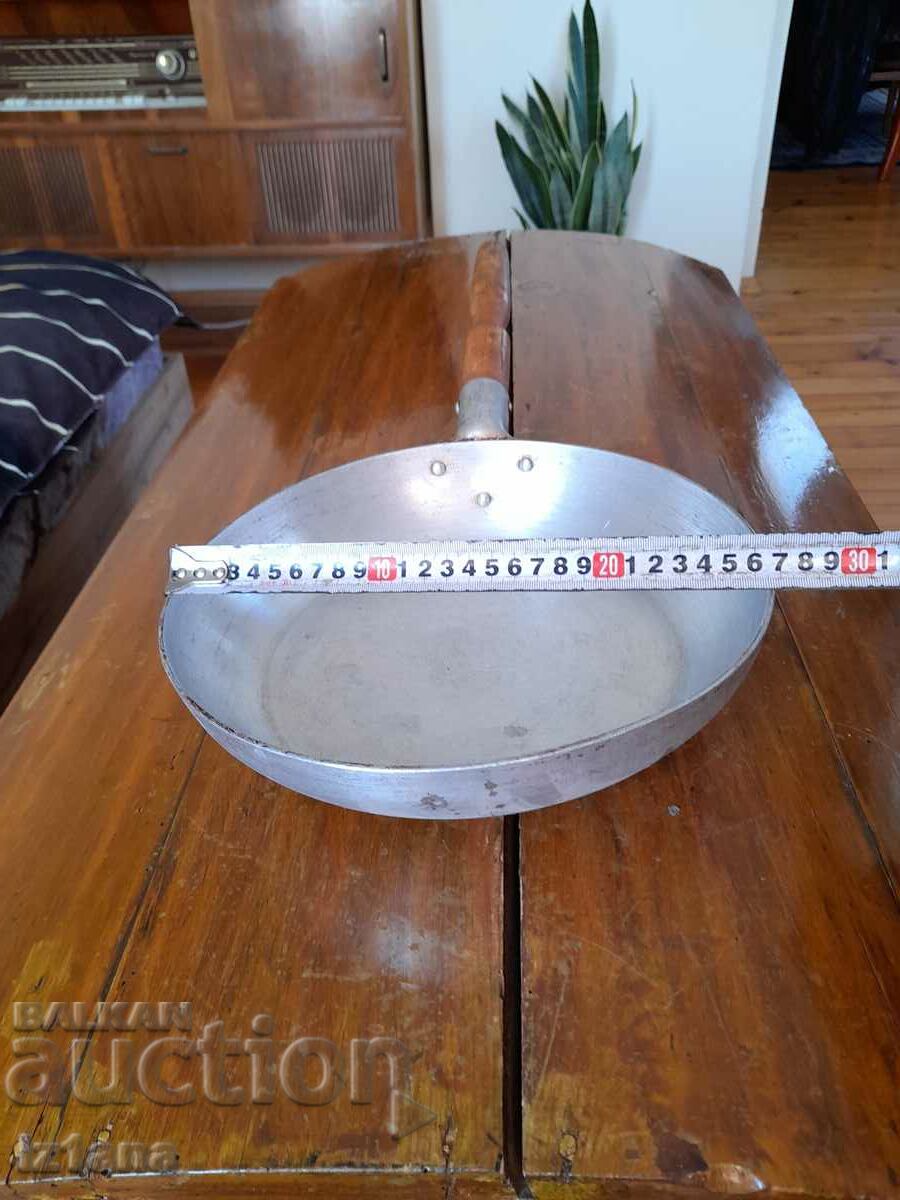Old aluminum pan with price 20.00 BGN | € 10.23 Old aluminum pan with price 20.00 BGN | € 10.23