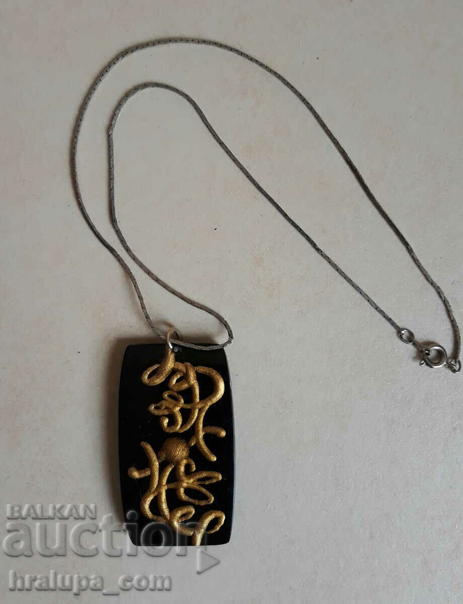 Vechi colier cu pandantiv cu preț 20.00 BGN | € 10.23 Vechi colier cu pandantiv cu preț 20.00 BGN | € 10.23