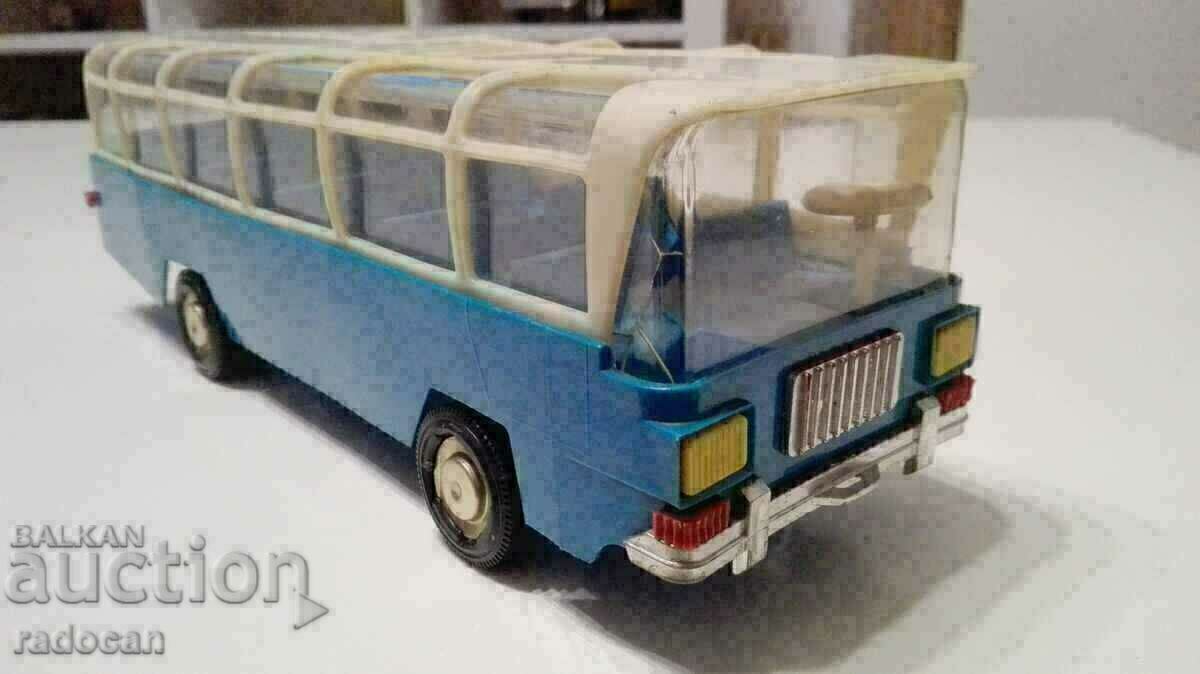 Autobuz de jucărie vechi