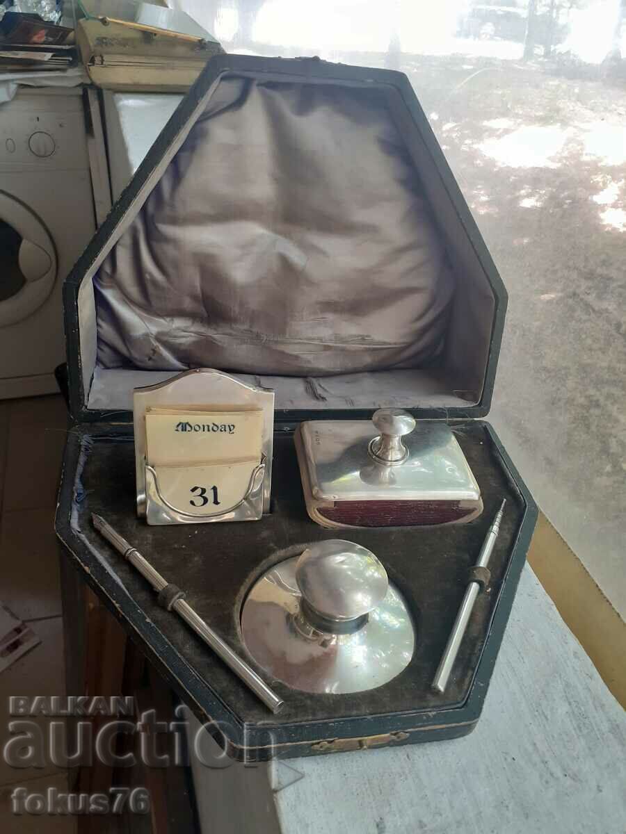 Un set unic de stilouri englezești argintii