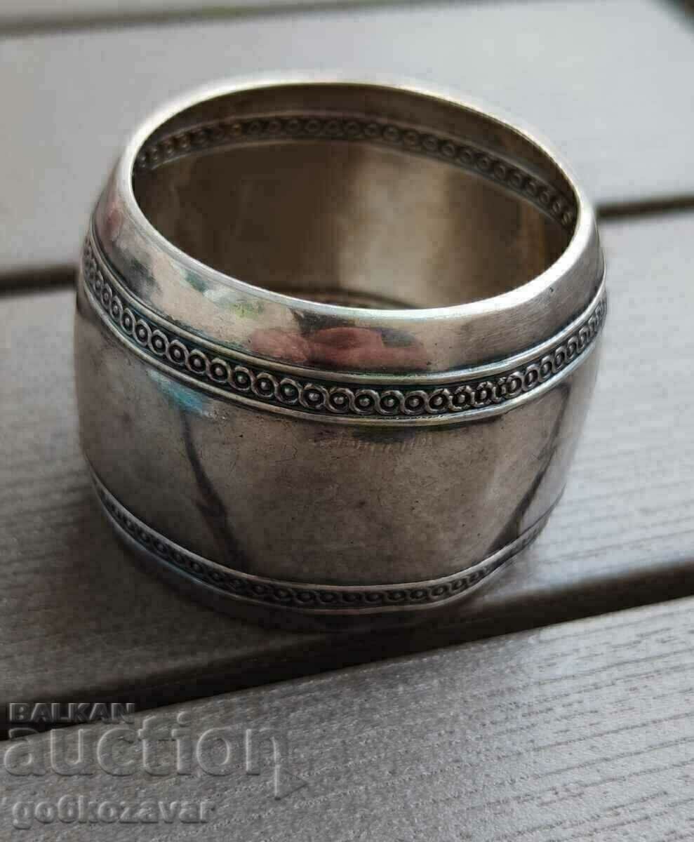 Μια παλιά ασημένια θήκη για χαρτοπετσέτα! Μια παλιά ασημένια θήκη για χαρτοπετσέτα!