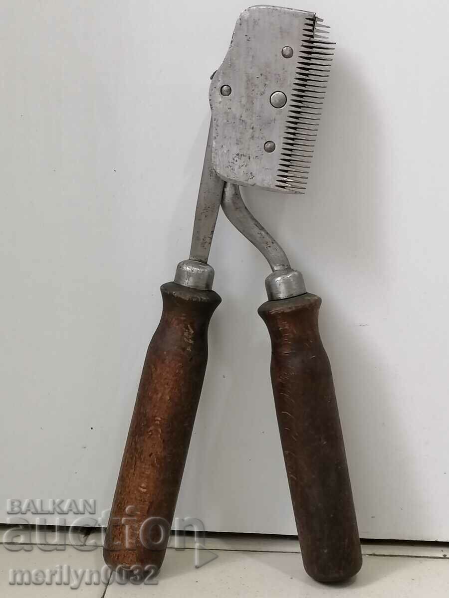 Μια παλιά χειροκίνητη κουρευτική μηχανή αλόγων με τιμή 75.00 BGN | € 38.35