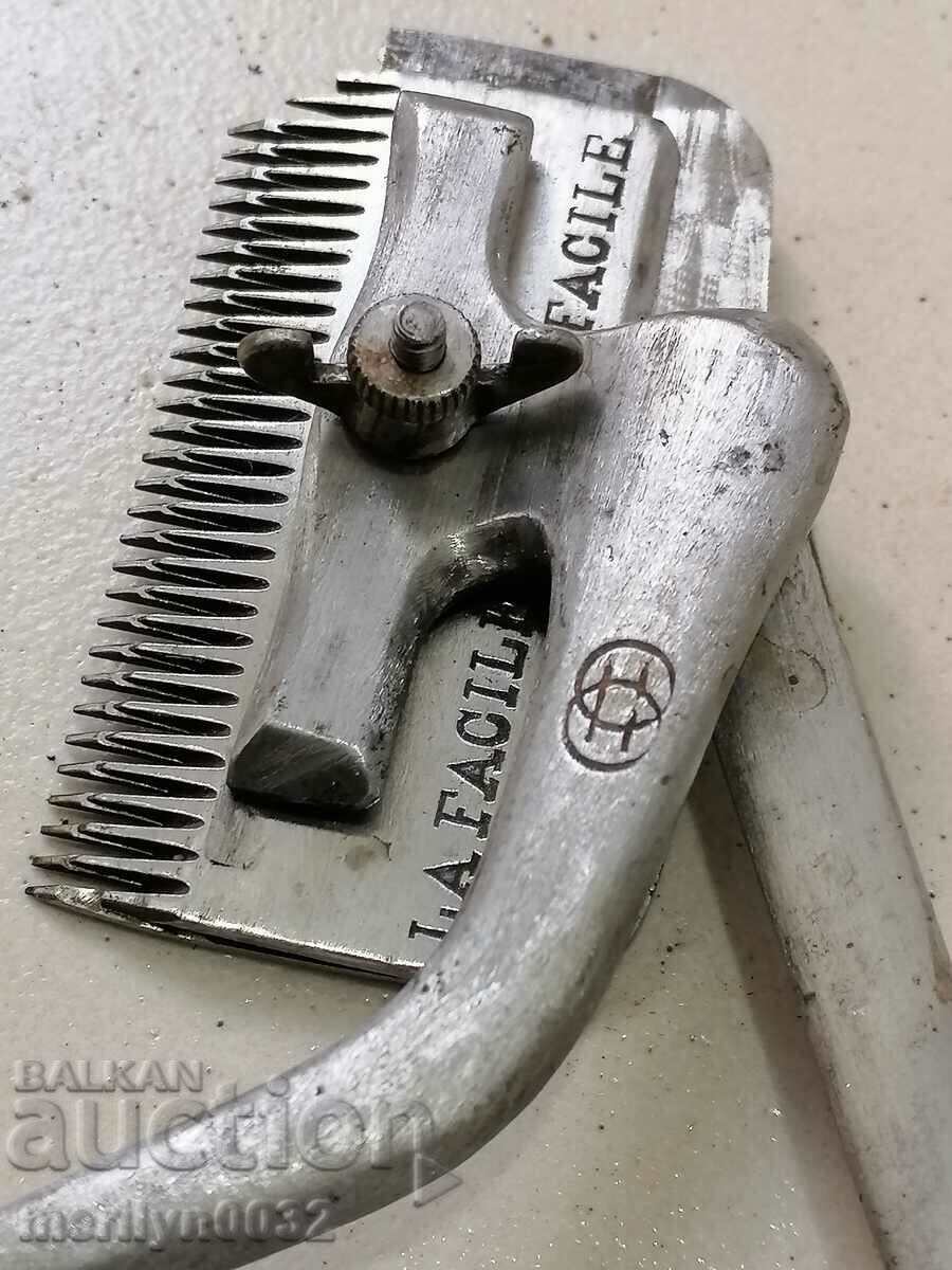 Παράδοση Μια παλιά χειροκίνητη κουρευτική μηχανή αλόγων