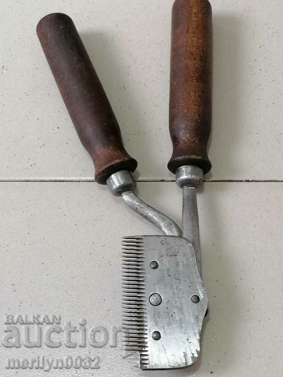 Μια παλιά χειροκίνητη κουρευτική μηχανή αλόγων - 6