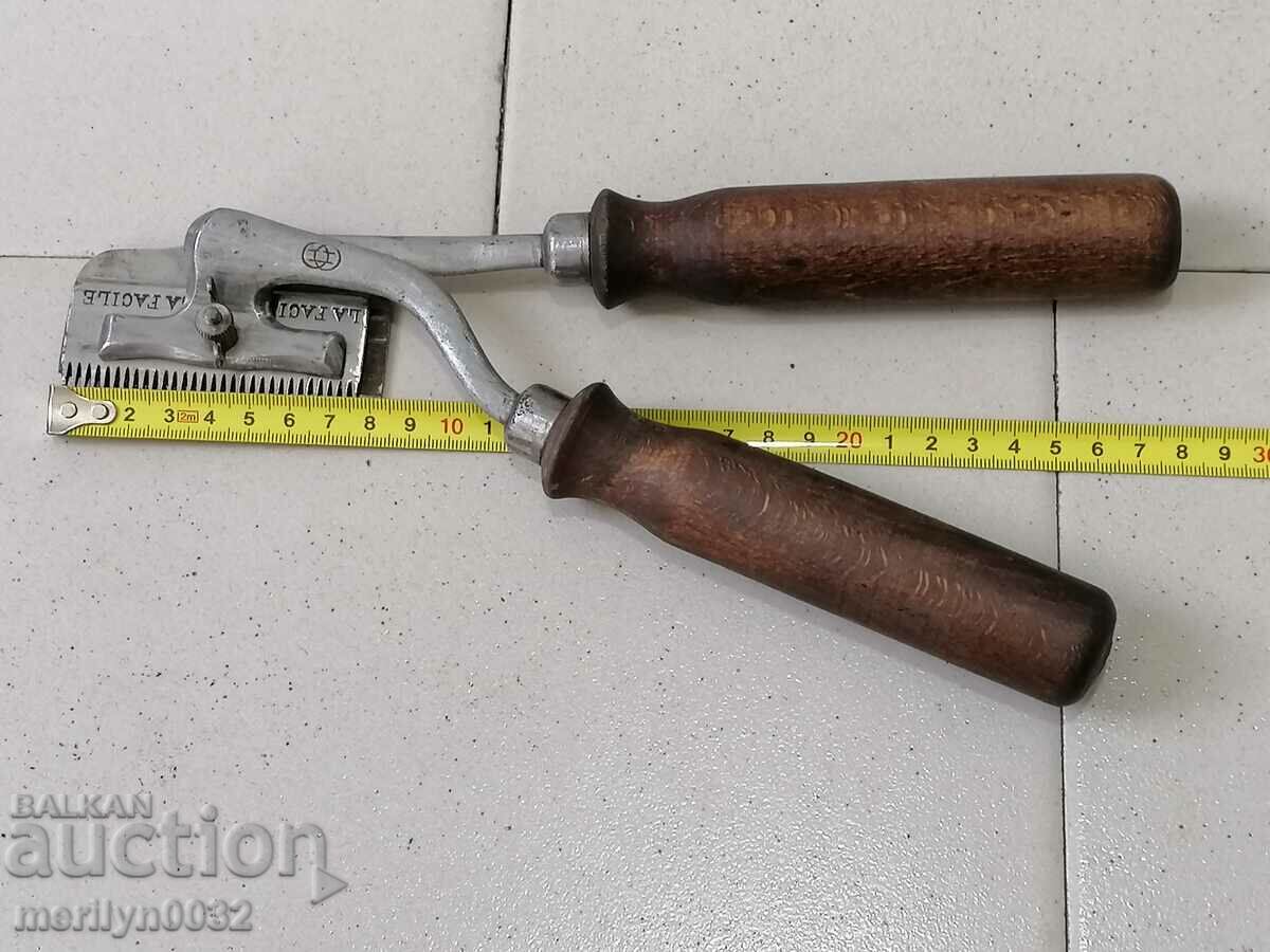 Μια παλιά χειροκίνητη κουρευτική μηχανή αλόγων - 7