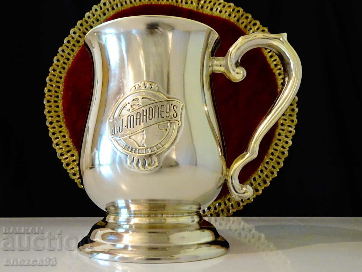 Cana placată cu argint de la Hyatt J.J.Mahoney. cu preț 65.00 BGN | € 33.23 Cana placată cu argint de la Hyatt J.J.Mahoney. cu preț 65.00 BGN | € 33.23