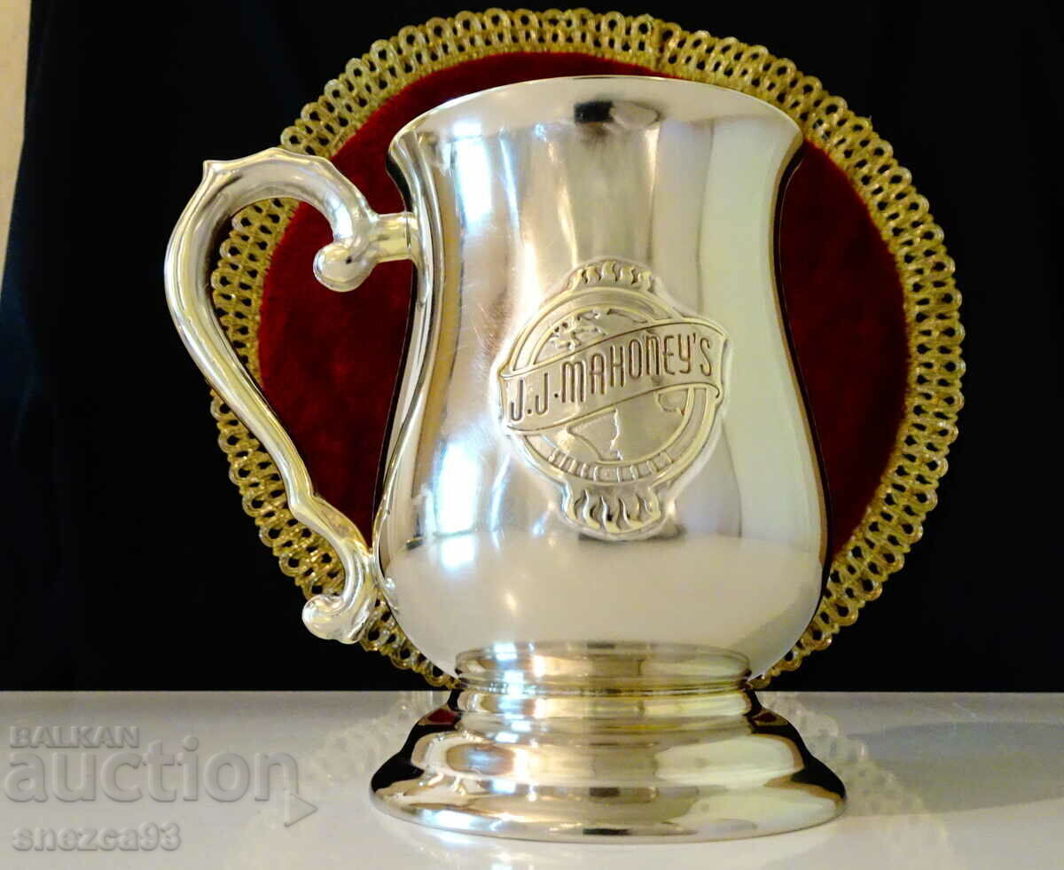 Cana placată cu argint de la Hyatt J.J.Mahoney. Cana placată cu argint de la Hyatt J.J.Mahoney.
