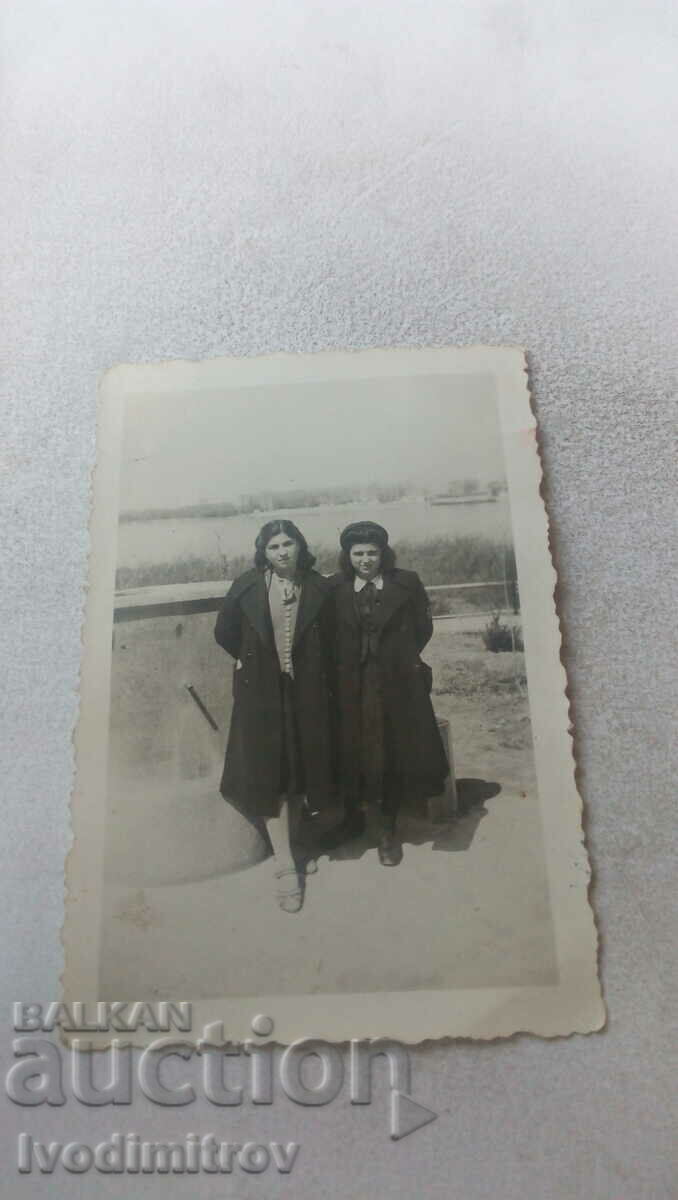 Снимка Никополъ Две млади момичета до чешмата 1943