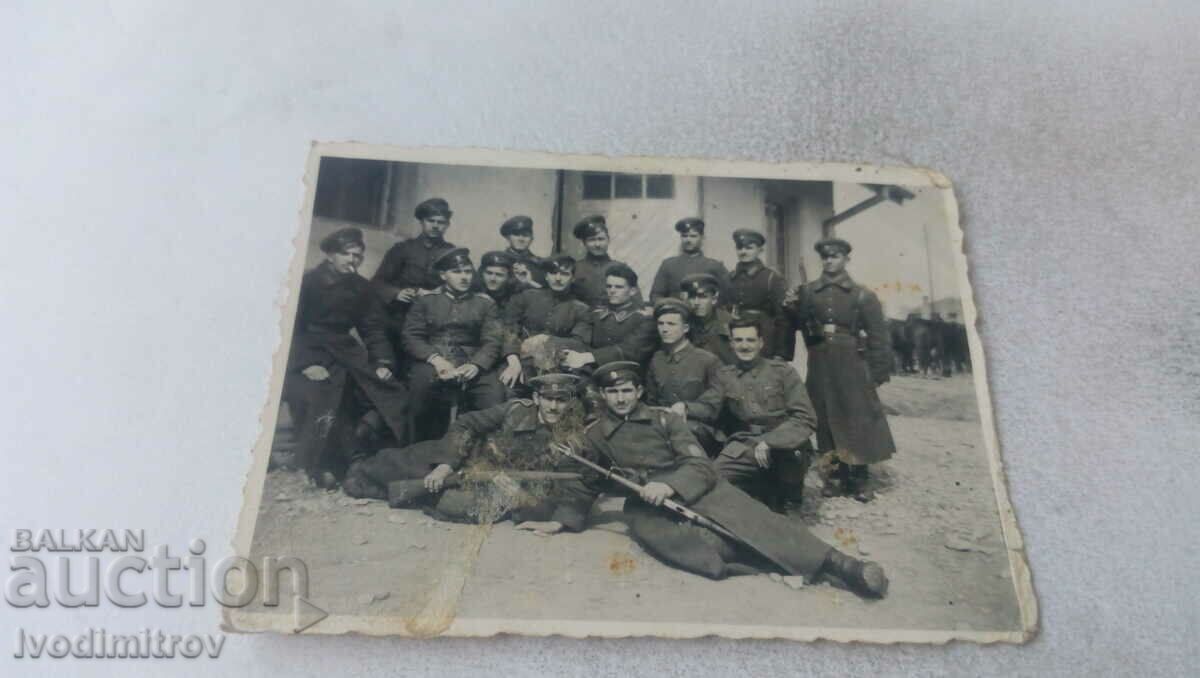 Foto Soldații în cazarmă