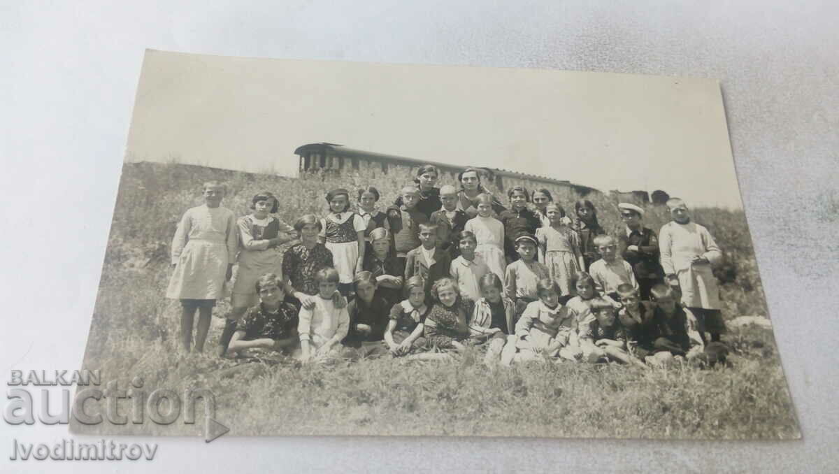 Φωτογραφία Μαθητές του ΙΙΙ τμήματος με τη δασκάλα τους, 1936
