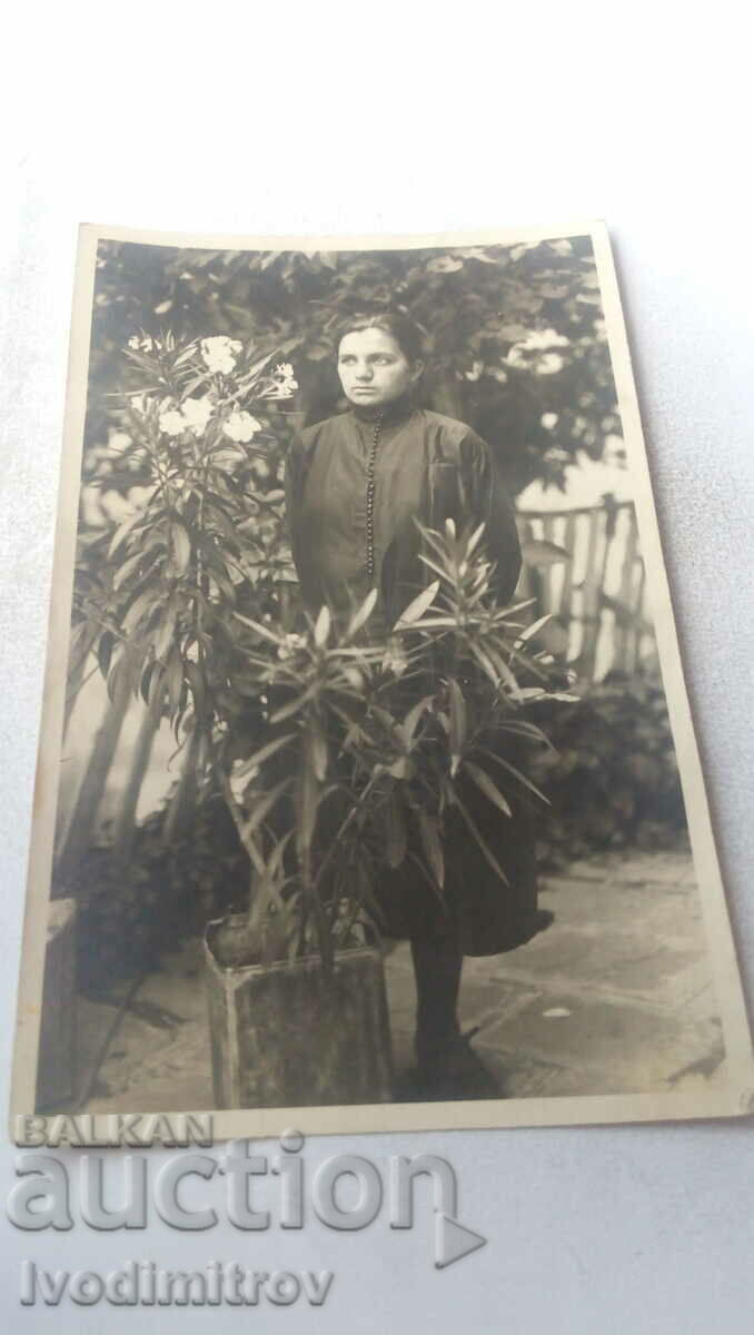 Fotografie Lakatnika Tânără în curtea casei ei 1924