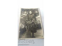 Снимка Лакатникъ Млада жена в двора на къщата си 1924