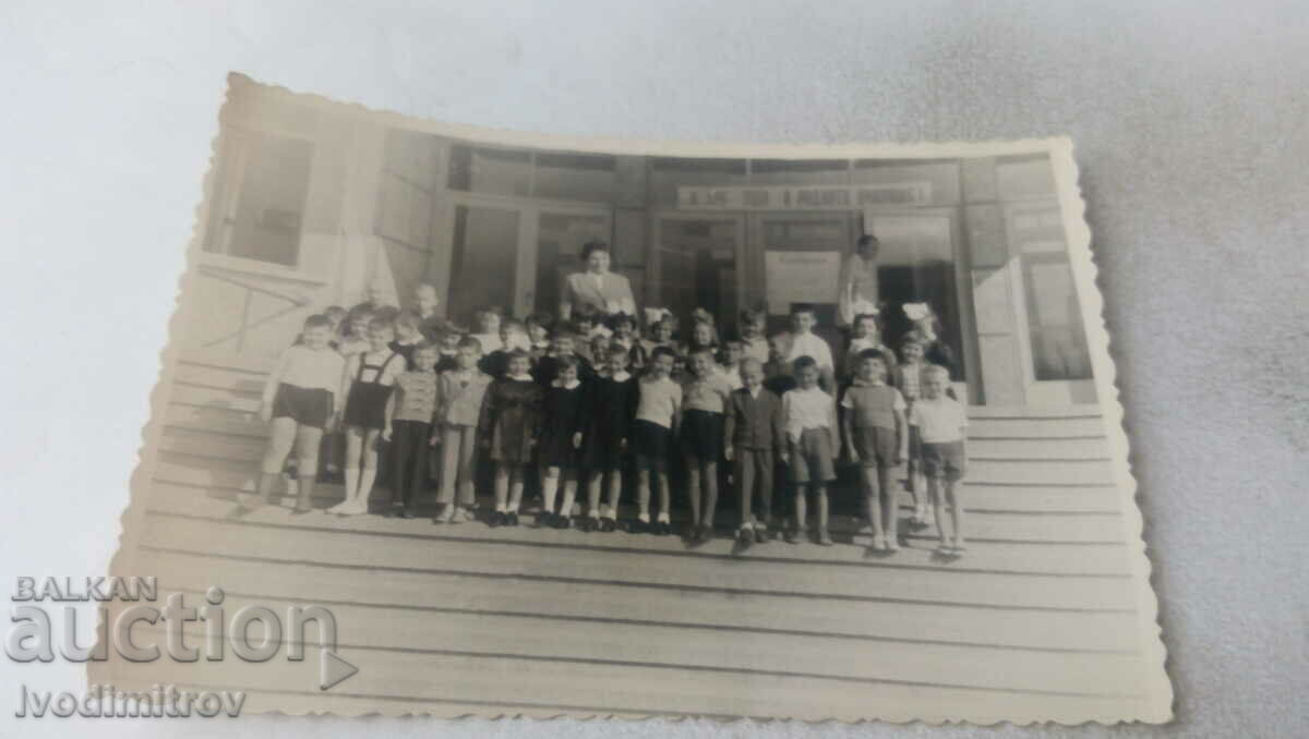 Φωτογραφία Παιδιά με τη δασκάλα τους στις σκάλες