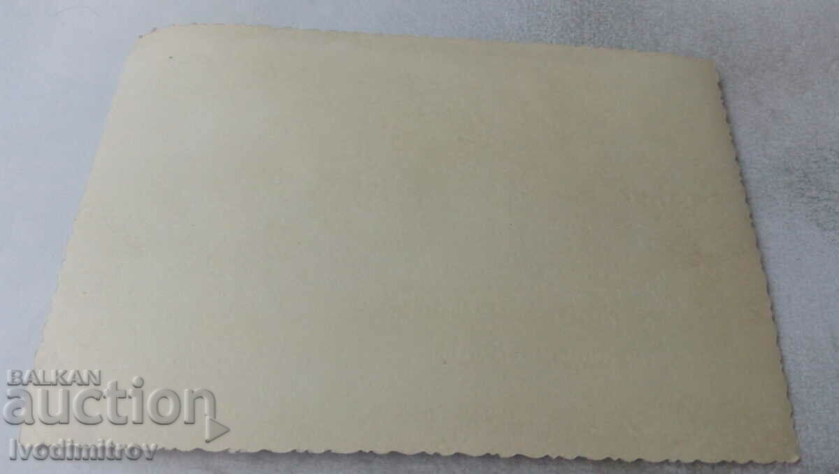 Снимка Мъж и момченце на шейна в парка с цена 1.15 лв. | € 0.59 Снимка Мъж и момченце на шейна в парка с цена 1.15 лв. | € 0.59