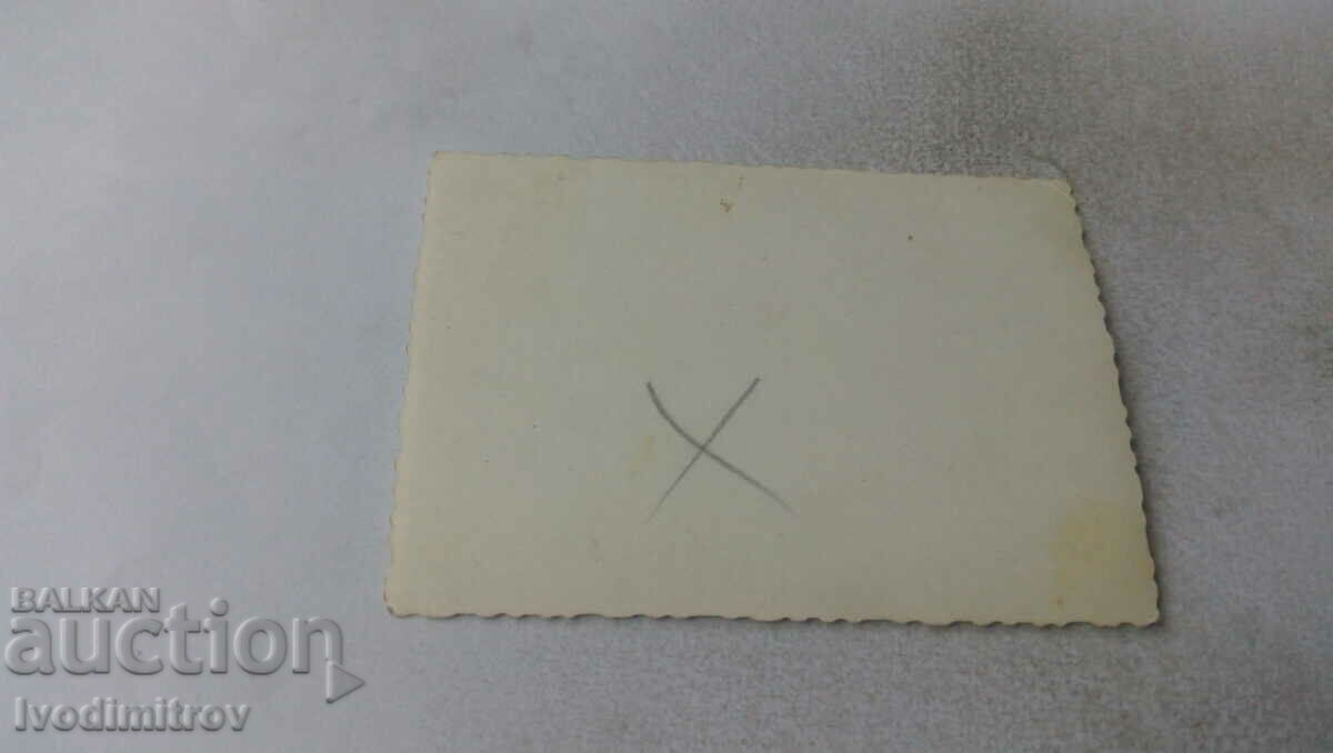 Φωτογραφία νεόνυμφων με τους φίλους τους με τιμή 1.15 BGN | € 0.59 Φωτογραφία νεόνυμφων με τους φίλους τους με τιμή 1.15 BGN | € 0.59