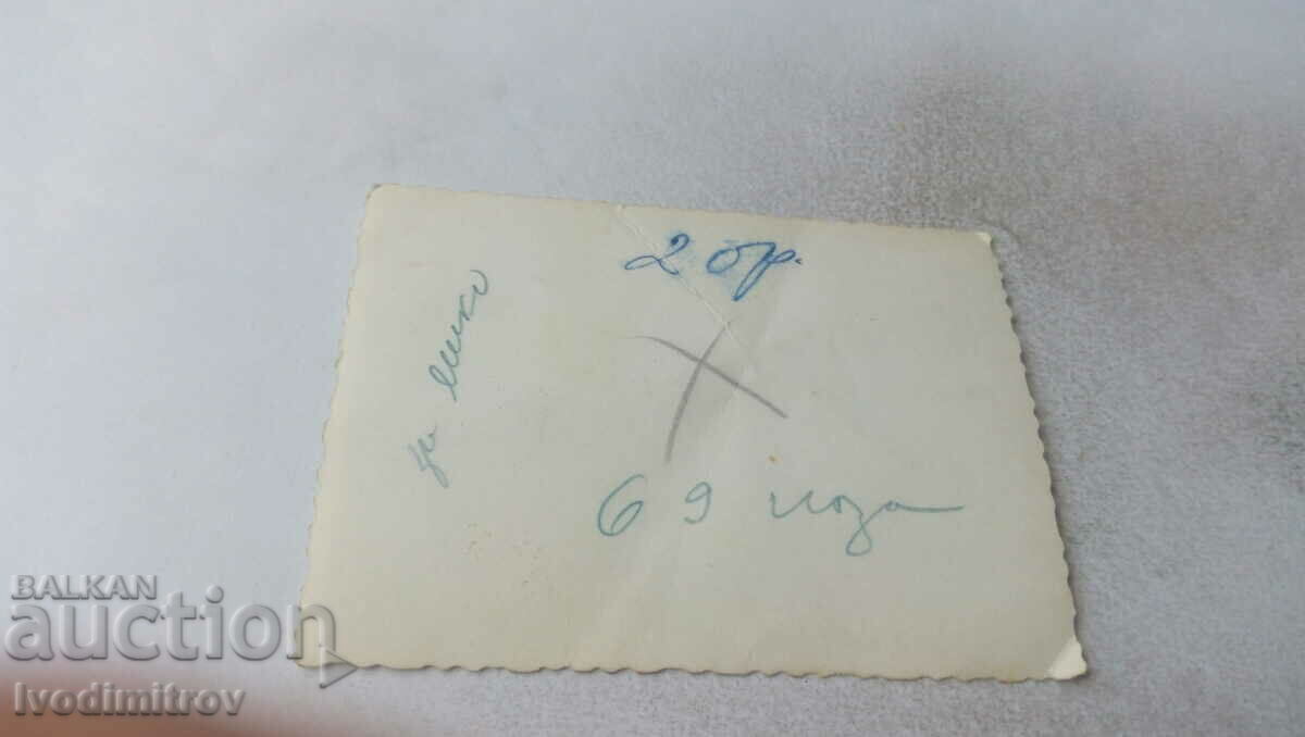 Φωτογραφία νεόνυμφων με τους φίλους τους με τιμή 1.15 BGN | € 0.59 Φωτογραφία νεόνυμφων με τους φίλους τους με τιμή 1.15 BGN | € 0.59