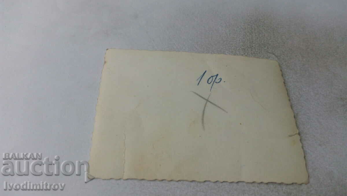 Φωτογραφία νεόνυμφων με τους φίλους τους με τιμή 1.15 BGN | € 0.59 Φωτογραφία νεόνυμφων με τους φίλους τους με τιμή 1.15 BGN | € 0.59