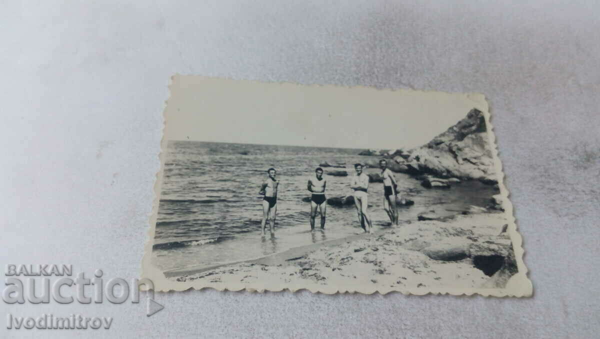 Снимка Четирима мъже на брега на морето на плажа Атия