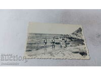 Снимка Четирима мъже на брега на морето на плажа Атия