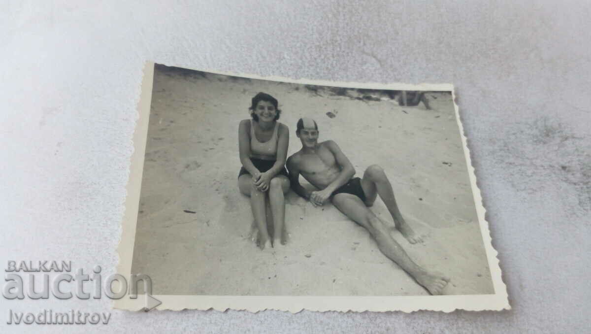 Fotografie Un tânăr și o fată pe plajă