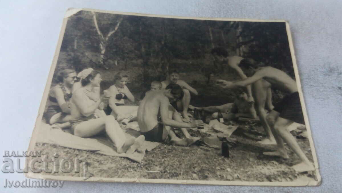 Photo Young men and women on a picnic by a lake 1956