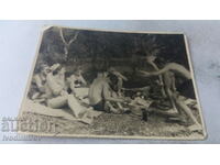 Photo Young men and women on a picnic by a lake 1956