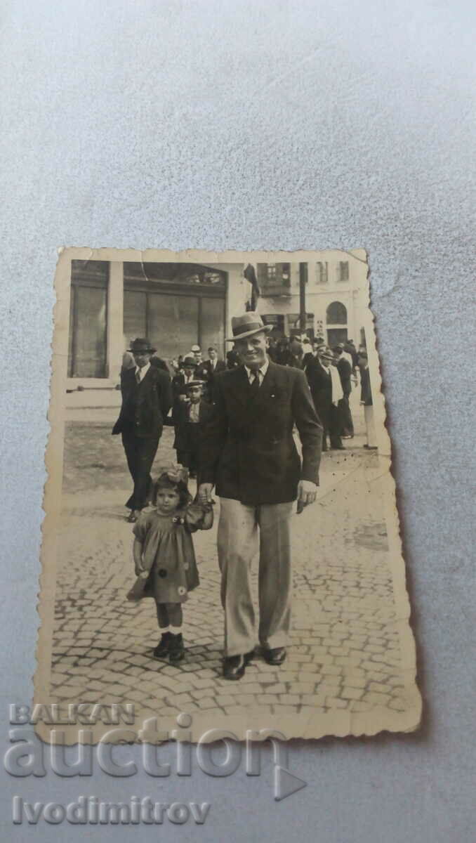 Photo Sofia A man and a little boy on a walk
