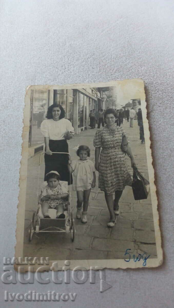 Φωτογραφία Σοφία Δύο γυναίκες και δύο παιδιά σε μια βόλτα