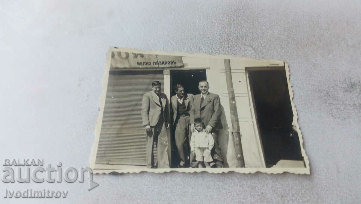 Снимка София Трима мъже и малко момче пред магазин
