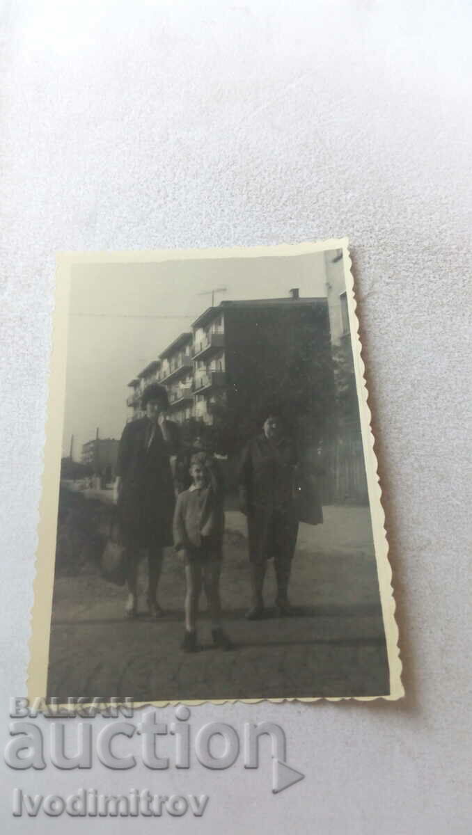 Φωτογραφία Σοφία Δύο γυναίκες και ένα αγόρι σε μια βόλτα