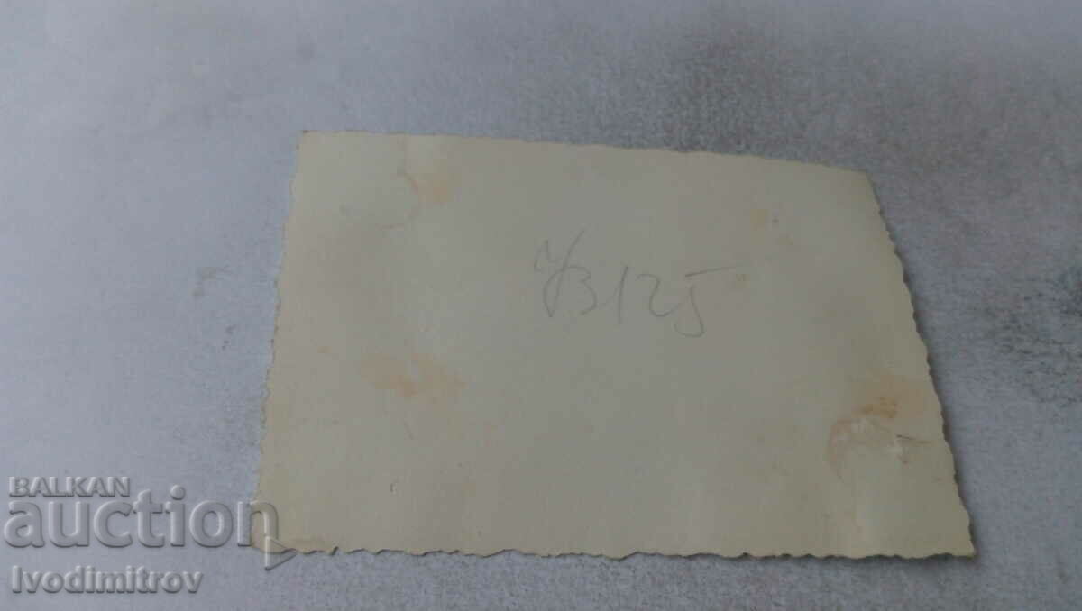 Φωτογραφία Σοφία Μια γυναίκα και ένα αγόρι σε μια βόλτα με τιμή 2.65 BGN | € 1.35 Φωτογραφία Σοφία Μια γυναίκα και ένα αγόρι σε μια βόλτα με τιμή 2.65 BGN | € 1.35