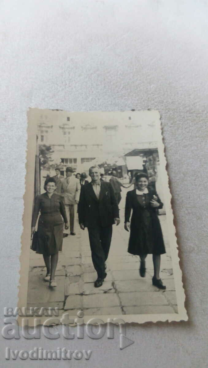 Photo Sofia A man and two women on a walk