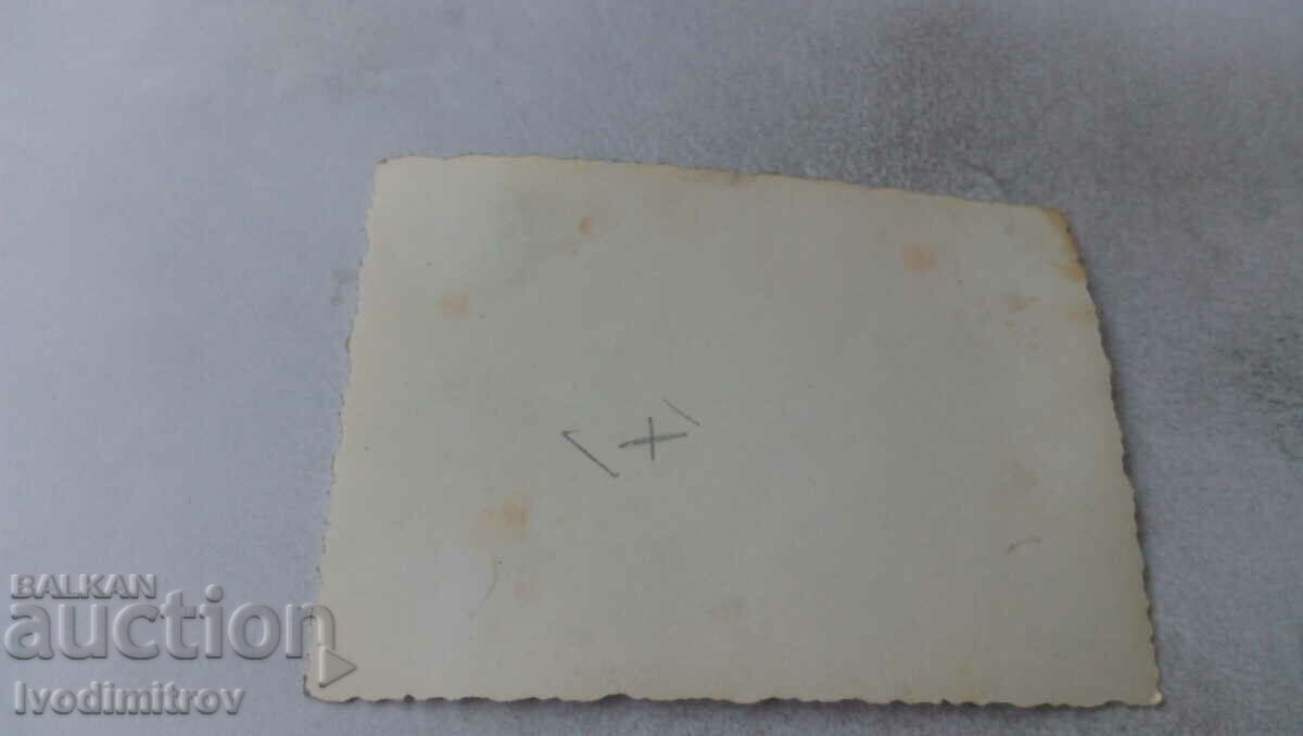 Φωτογραφία Άνδρας γυναίκες και αγόρι στο δρόμο με τιμή 2.45 BGN | € 1.25 Φωτογραφία Άνδρας γυναίκες και αγόρι στο δρόμο με τιμή 2.45 BGN | € 1.25