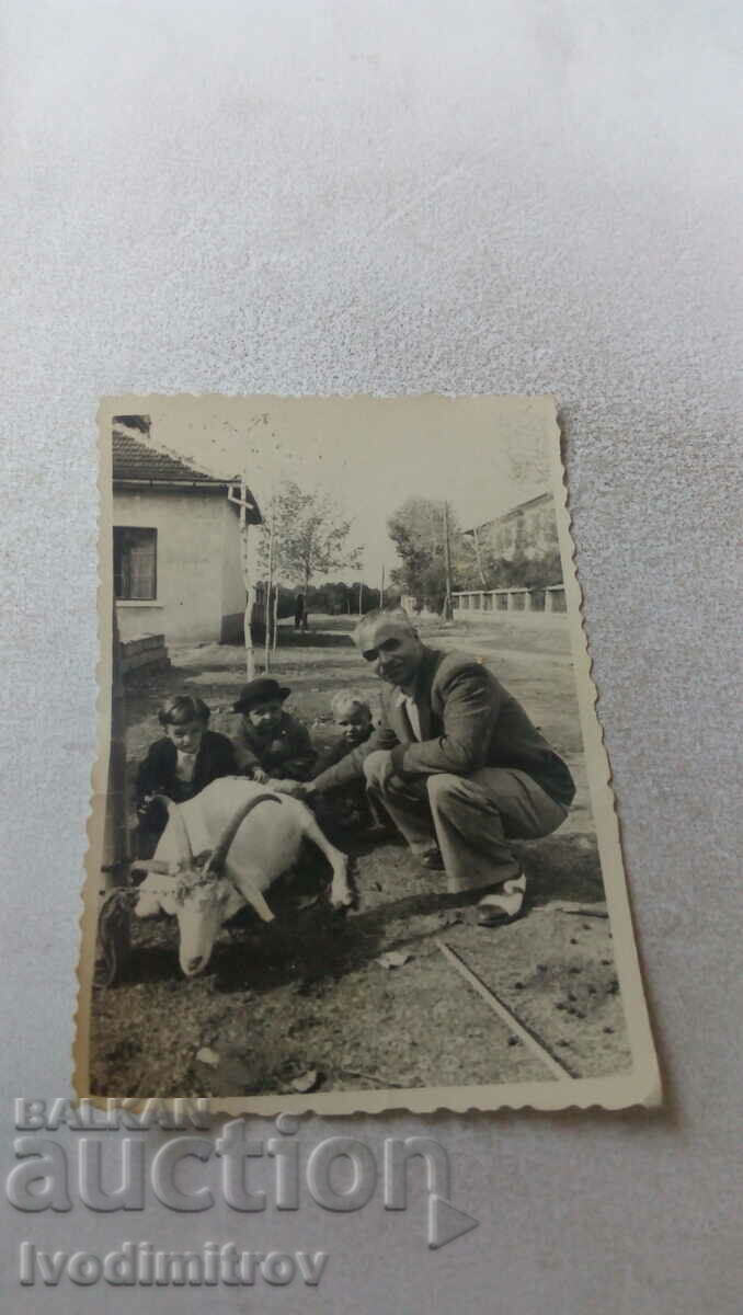Снимка Хисаря Мъж три деца и козел на улицата 1942