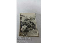 Fotografie Hisarya Un bărbat cu trei copii și o capră pe stradă 1942