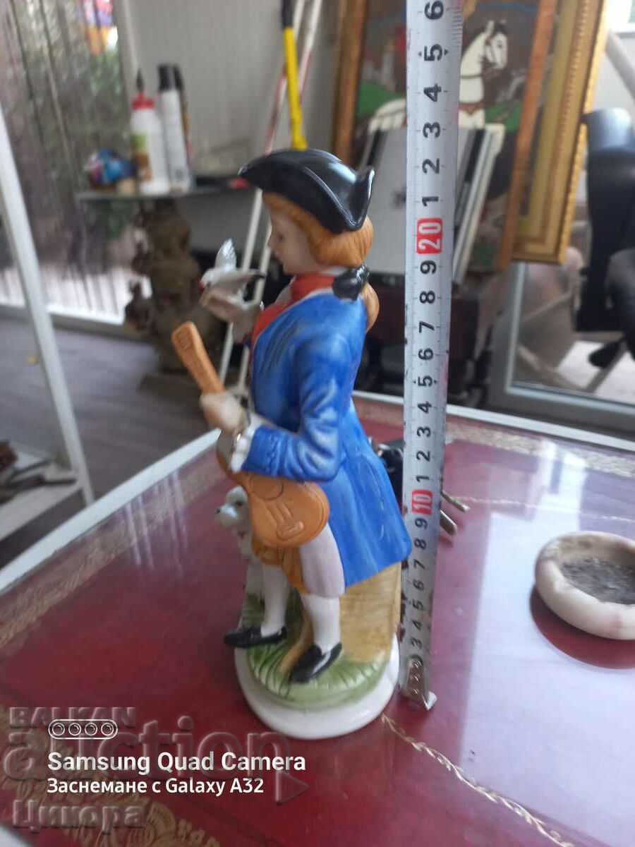 Auction  UNIQUE PORCELAIN FIGURE STATUETTE MUSICIAN