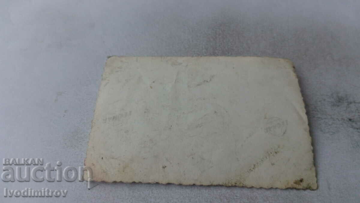 Φωτογραφία Τέσσερα νεαρά κορίτσια σε ένα ξύλινο πλαίσιο αναρρίχησης με τιμή 1.45 BGN | € 0.74 Φωτογραφία Τέσσερα νεαρά κορίτσια σε ένα ξύλινο πλαίσιο αναρρίχησης με τιμή 1.45 BGN | € 0.74